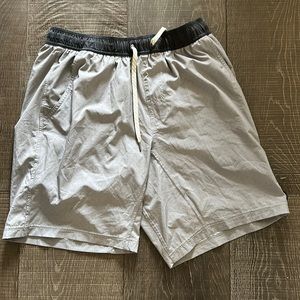 Vuori bank shorts with subtle polka dots